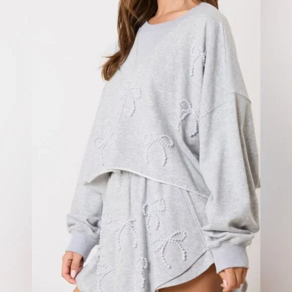 Grey bow oversized top & shorts so cute! Comfy for travel & being touristy